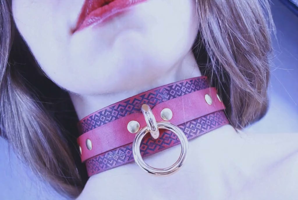 Coleira de Submissão Premium em Pele Vermelha com Argola Dourada